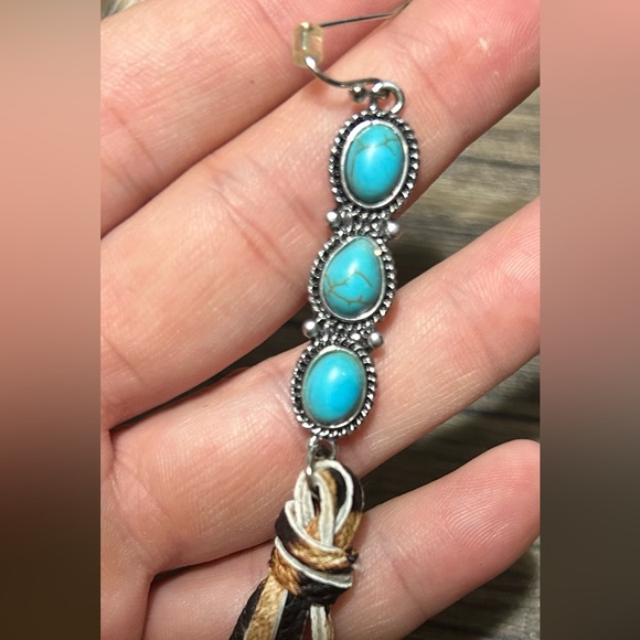 Western Style Earrings - Picture 5 of 8